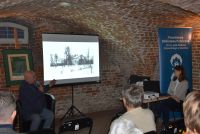 Uczestnicy spotkania autorskiego z piwnicy łowickiego muzeum