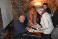 Uczestnicy spotkania autorskiego z piwnicy łowickiego muzeum