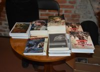 Zdjęcia przedstawiające uczestników spotkania autorskiego w Piwnicy łowickiego Muzeum