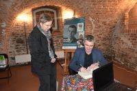 Zdjęcia przedstawiające uczestników spotkania autorskiego w Piwnicy łowickiego Muzeum