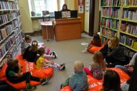 Dzieci biorące udział w Bajkowych Sobotach w bibliotece