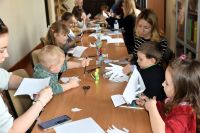 Dzieci biorące udział w Bajkowych Sobotach w bibliotece