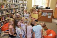 Dzieci uczestniczące w Bajkowej Sobocie w Bibliotece