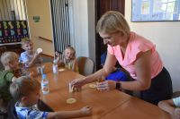 Dzieci uczestniczące w Bajkowej Sobocie w Bibliotece