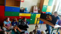 Uczniowie, biorący udział w lekcji bibliotecznej