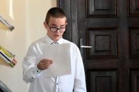 Seniorzy oraz młodzież biorąca udział w spotkaniu poetyckim.