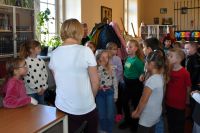 Uczniowie Szkoły Podstawowej w Jamnie- uczestnicy spotkania w bibliotece z okazji Międzynarodowego Dnia Postaci z Bajek.
