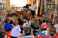 Uczniowie Szkoły Podstawowej w Jamnie- uczestnicy spotkania w bibliotece z okazji Międzynarodowego Dnia Postaci z Bajek.