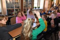 Uczniowie Szkoły Podstawowej w Jamnie- uczestnicy spotkania w bibliotece z okazji Międzynarodowego Dnia Postaci z Bajek.