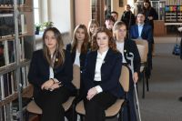 Uczestnicy Ekologicznego Konkursu Fotograficznego ,,Jesienne migawki" w czasie rozdania nagród.