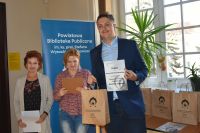 Uczestnicy Ekologicznego Konkursu Fotograficznego ,,Jesienne migawki" w czasie rozdania nagród.