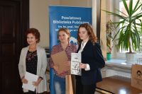 Uczestnicy Ekologicznego Konkursu Fotograficznego ,,Jesienne migawki" w czasie rozdania nagród.