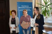 Uczestnicy Ekologicznego Konkursu Fotograficznego ,,Jesienne migawki" w czasie rozdania nagród.