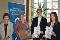 Uczestnicy Ekologicznego Konkursu Fotograficznego ,,Jesienne migawki" w czasie rozdania nagród.