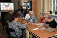 Seniorzy w bibliotece na warsztatach ćwiczenia pamięci