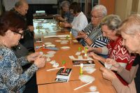 Seniorzy w bibliotece na warsztatach ćwiczenia pamięci