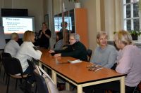 Seniorzy w bibliotece na warsztatach ćwiczenia pamięci