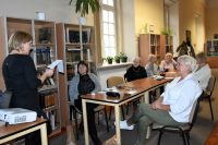 Seniorzy w bibliotece na warsztatach ćwiczenia pamięci