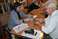 Seniorzy w bibliotece na warsztatach ćwiczenia pamięci