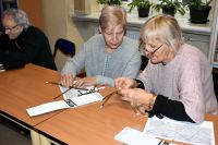 Seniorzy w bibliotece na warsztatach ćwiczenia pamięci