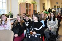 Uczniowie biorący udział w lekcji bibliotecznej