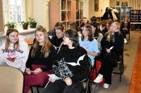 Uczniowie biorący udział w lekcji bibliotecznej