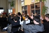 Uczniowie biorący udział w lekcji bibliotecznej