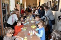 Na zdjęciach są uczestnicy zajęć z cyklu Eksperymentalna sobota.