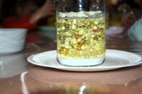 Na zdjęciach są uczestnicy zajęć z cyklu Eksperymentalna sobota.