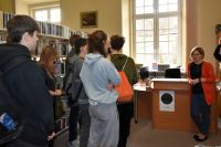 Uczniowie uczestniczący w lekcji bibliotecznej