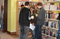 Uczniowie uczestniczący w lekcji bibliotecznej
