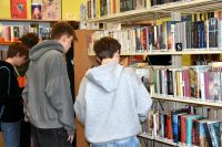 Uczniowie uczestniczący w lekcji bibliotecznej
