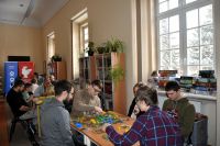 Uczestnicy spotkania Planszówki w Bibliotece