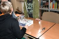 Dzieci ze Świetlicy Środowiskowej Przystanek Plus na warsztatach w bibliotece