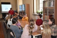 Na zdjęciach są uczestnicy lekcji bibliotecznej.