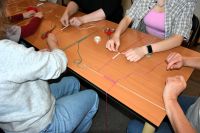 Uczestniczki warsztatów z tworzenia makramowych bransoletek podczas zajęć