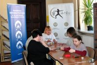 Uczestniczki warsztatów z tworzenia makramowych bransoletek podczas zajęć