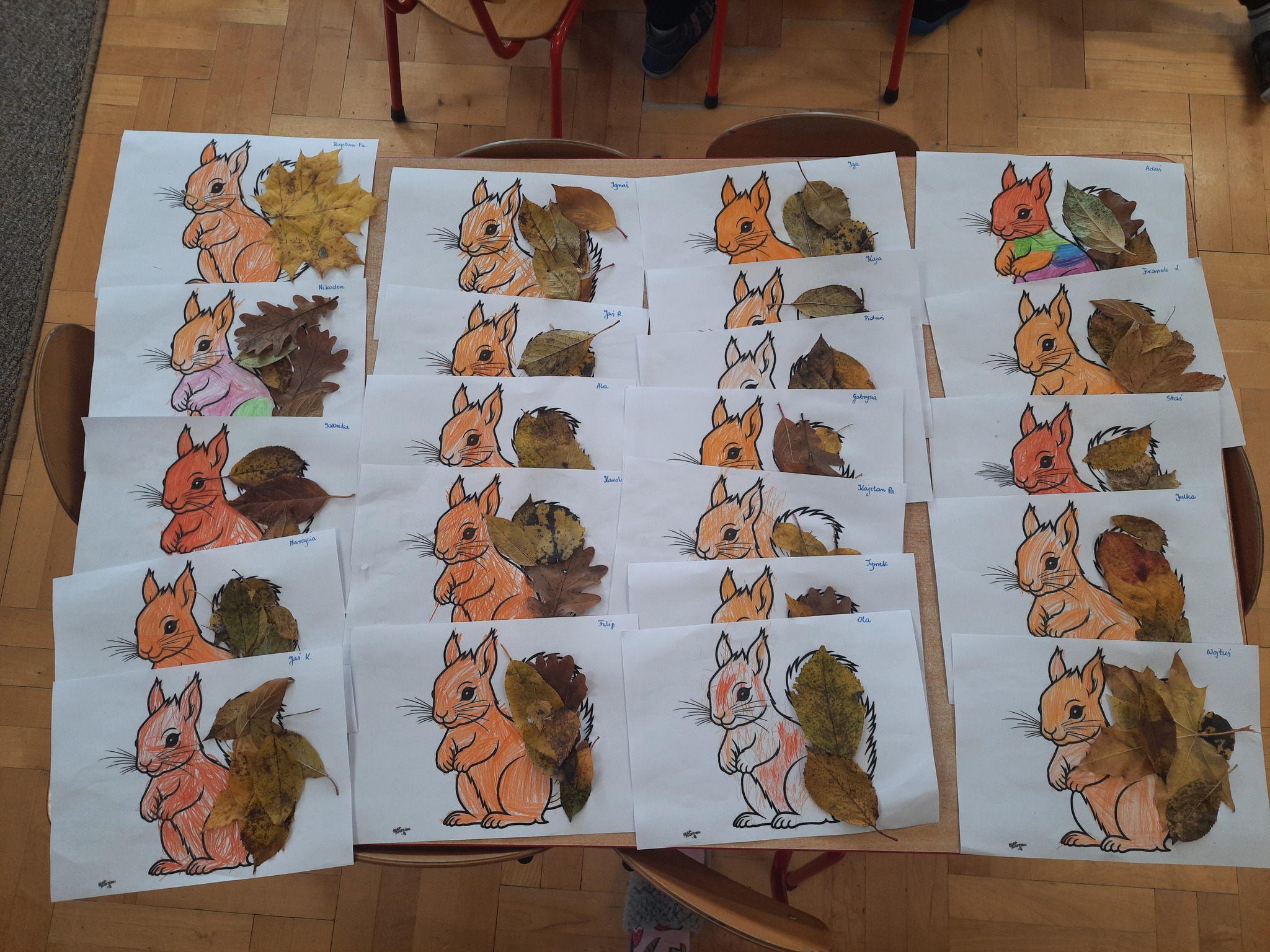 Obrazki wiewiórek wykonane przez dzieci.