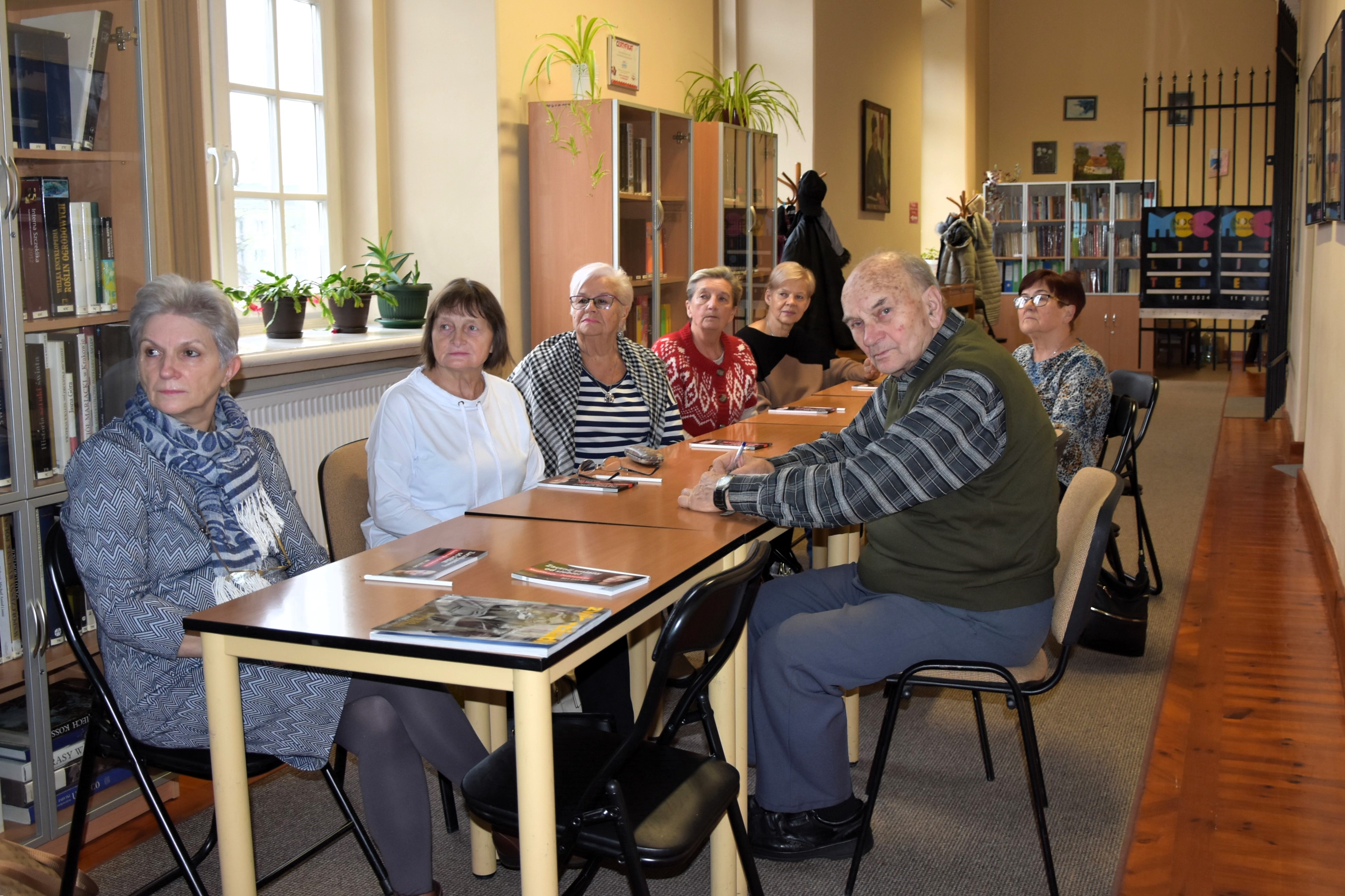 Seniorzy w bibliotece na warsztatach ćwiczenia pamięci