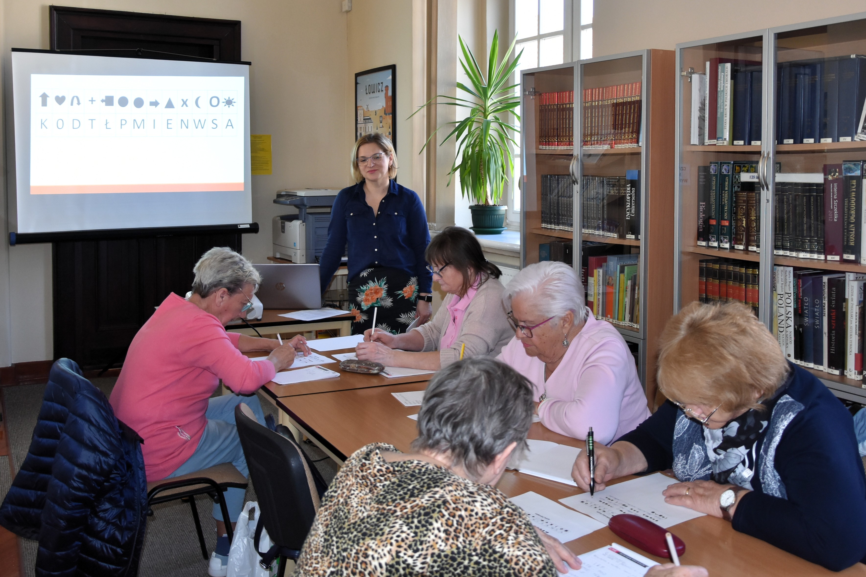 Seniorzy podczas zajęć z cyklu KULTURYstyka UMYSŁOWA