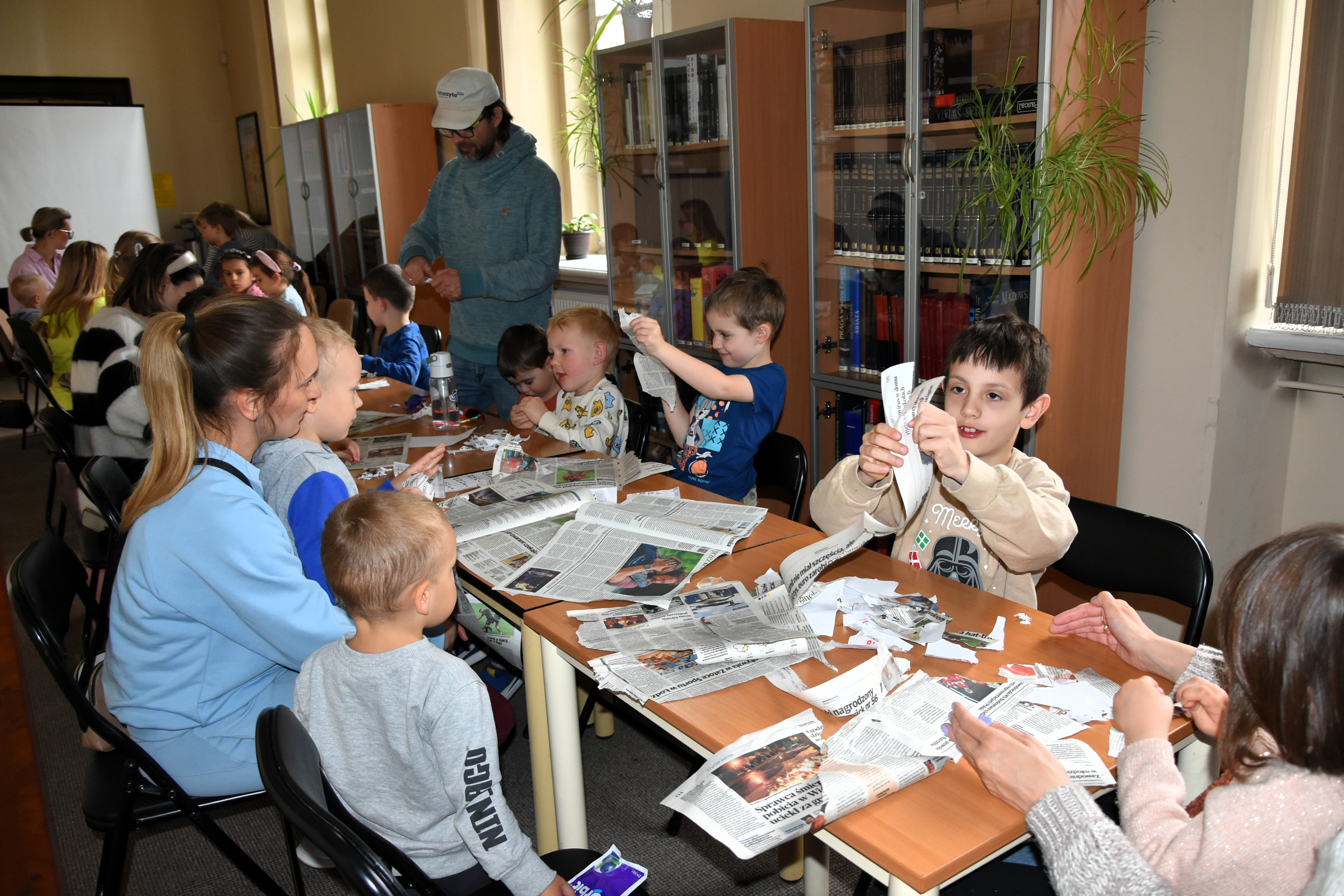 Dzieci podczas warsztatów czerpania papieru w ramach spotkania Eksperymentalna sobota w bibliotece