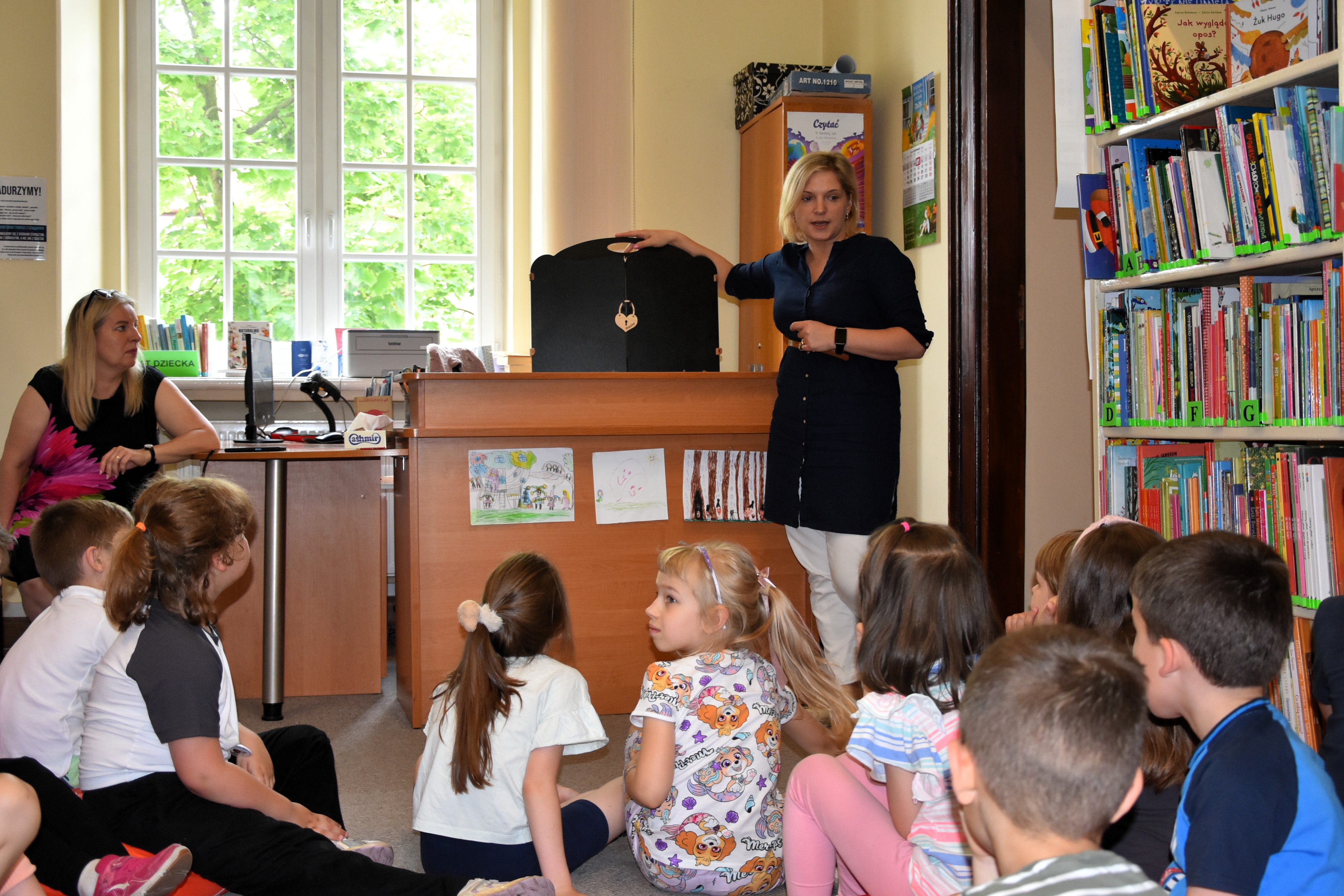 Przedszkolaki na zajęciach w bibliotece z okazji Ogólnopolskiego Tygodnia Czytania Dzieciom