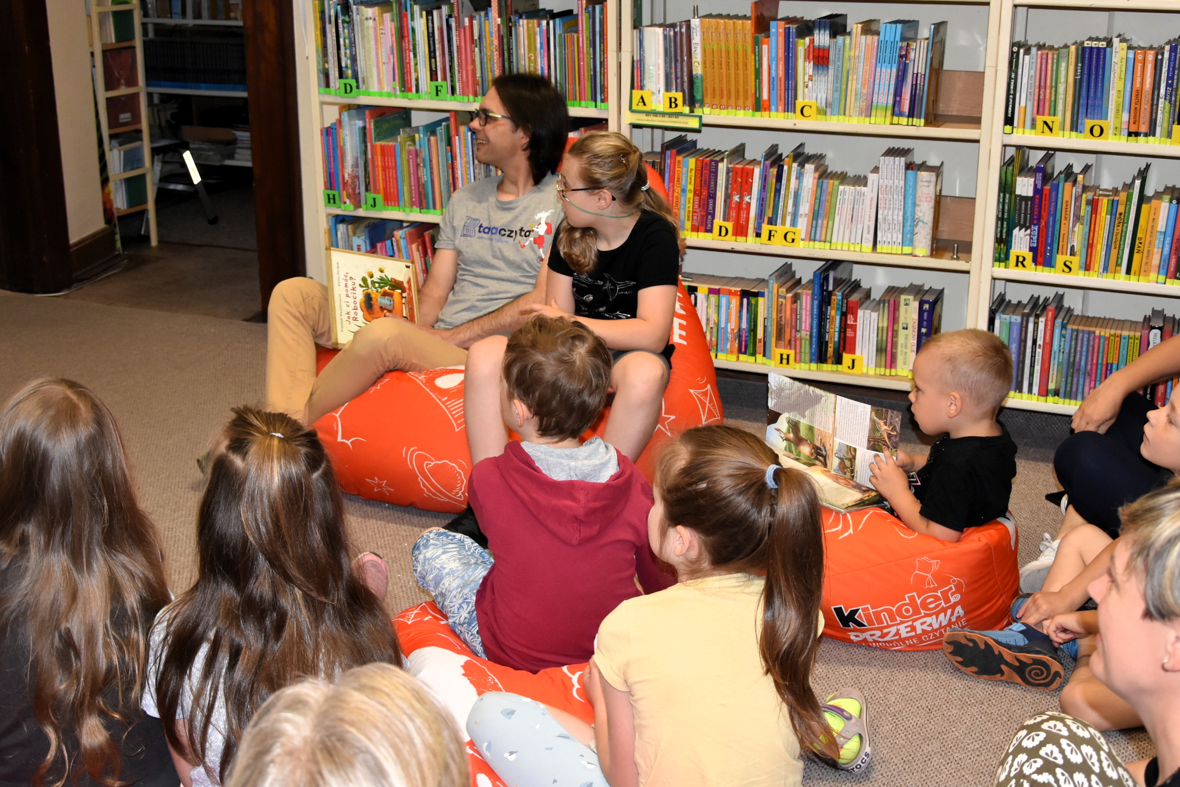 Uczestnicy zajęć w bibliotece w ramach akcji #TataTeżCzyta