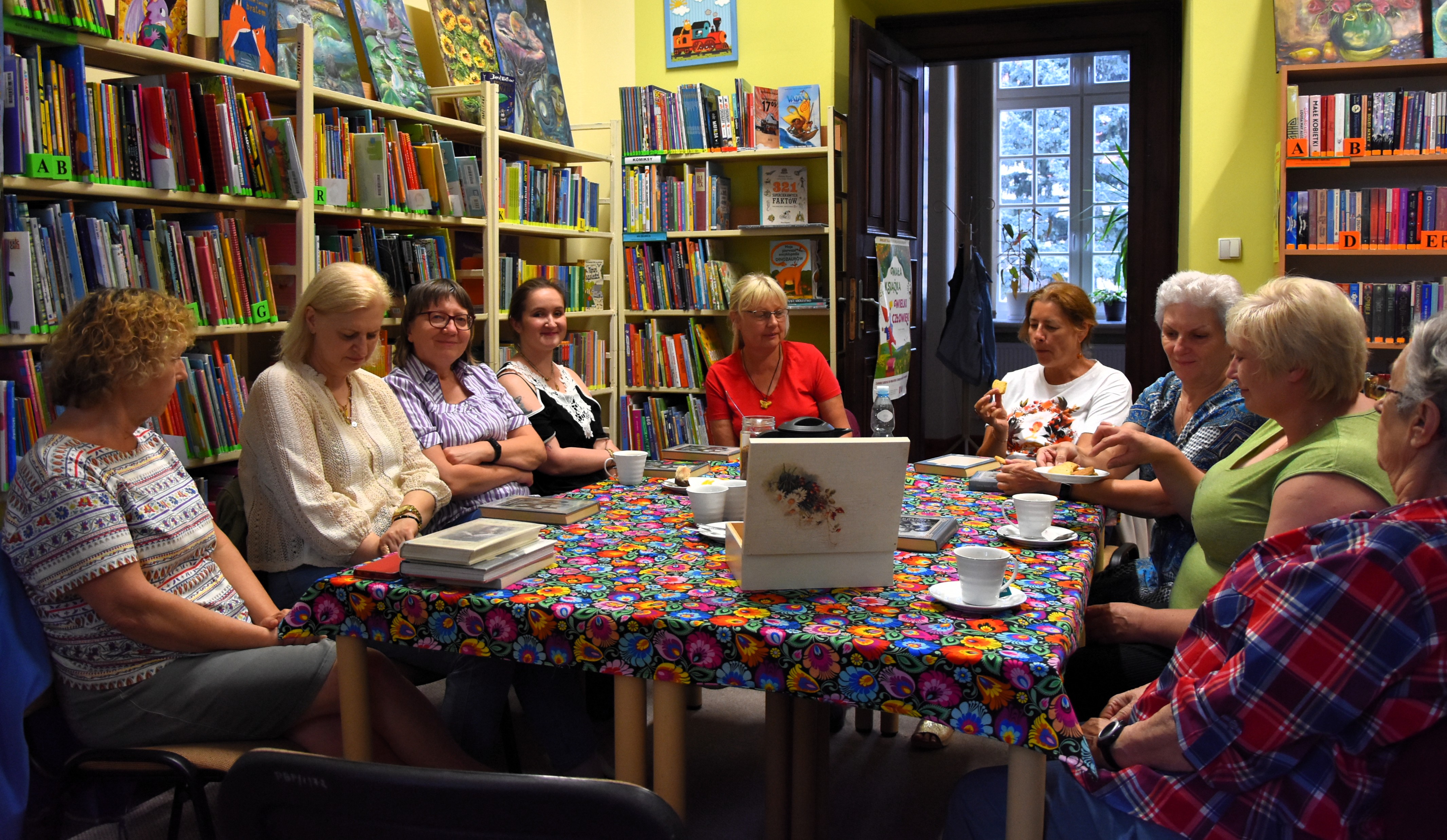 Członkowie DKK na spotkaniu w bibliotece