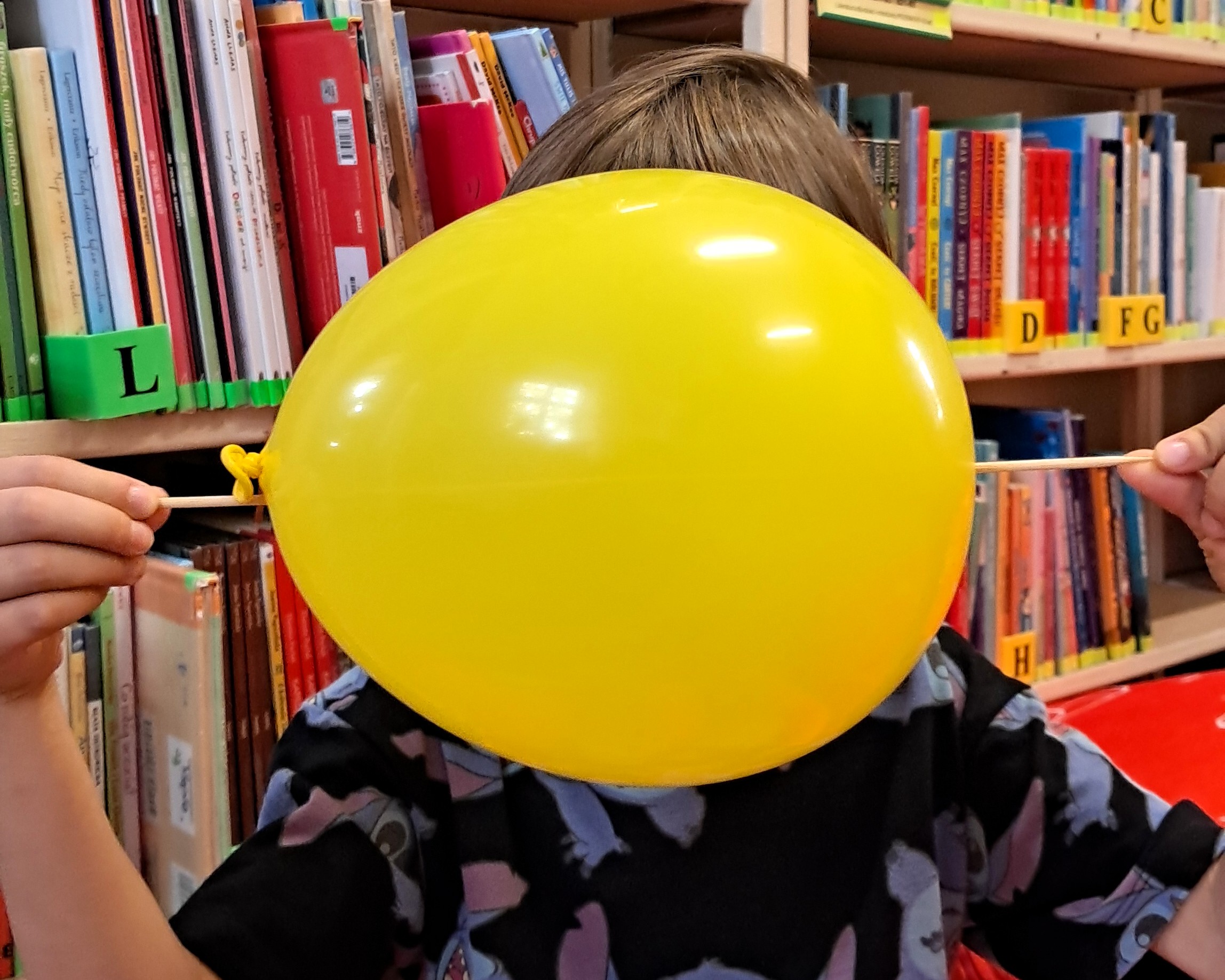 Balon przebity drewnianym patyczkiem