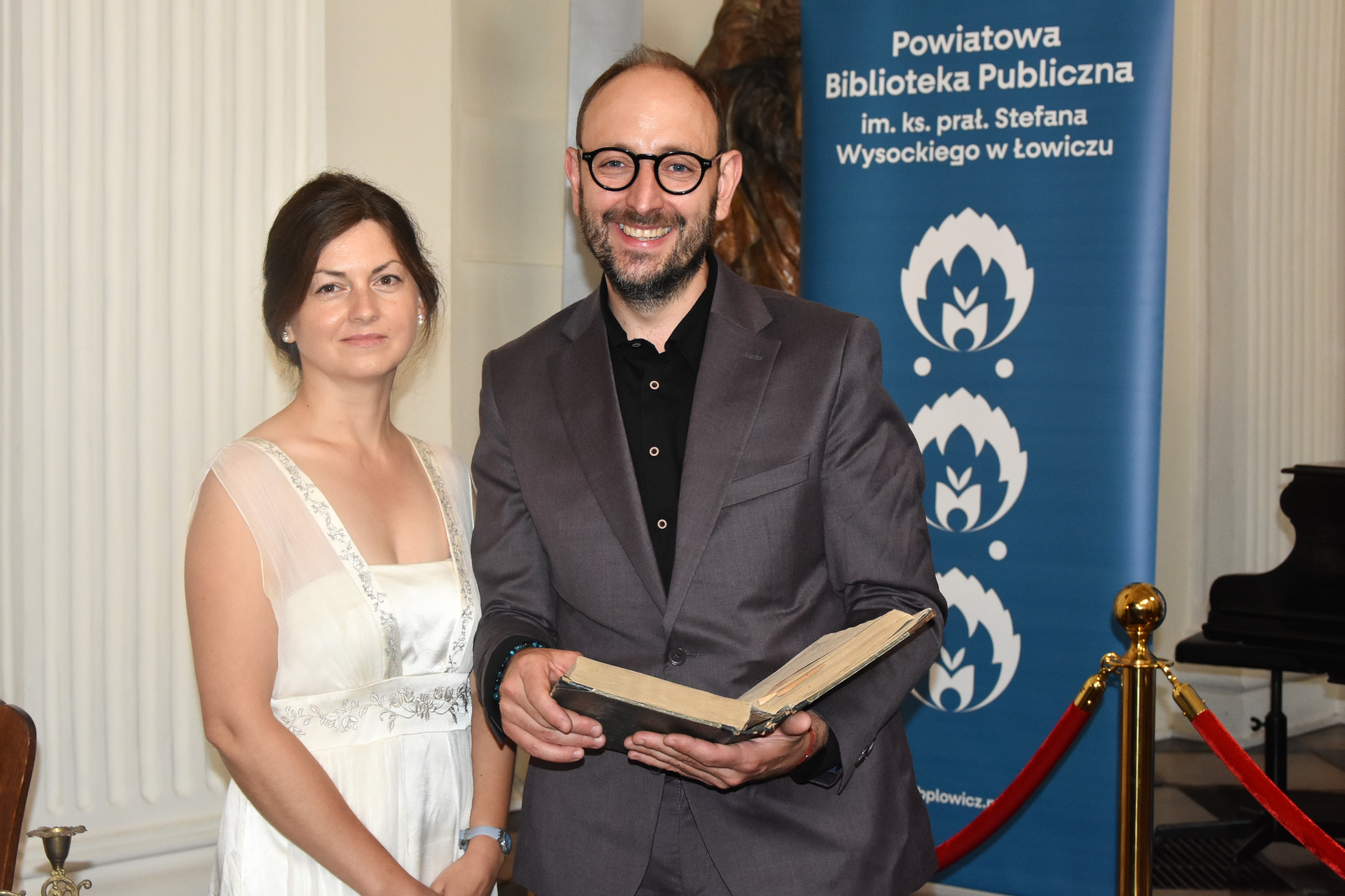 Uczestnicy Narodowego Czytania w sali barokowej Muzeum w Łowiczu