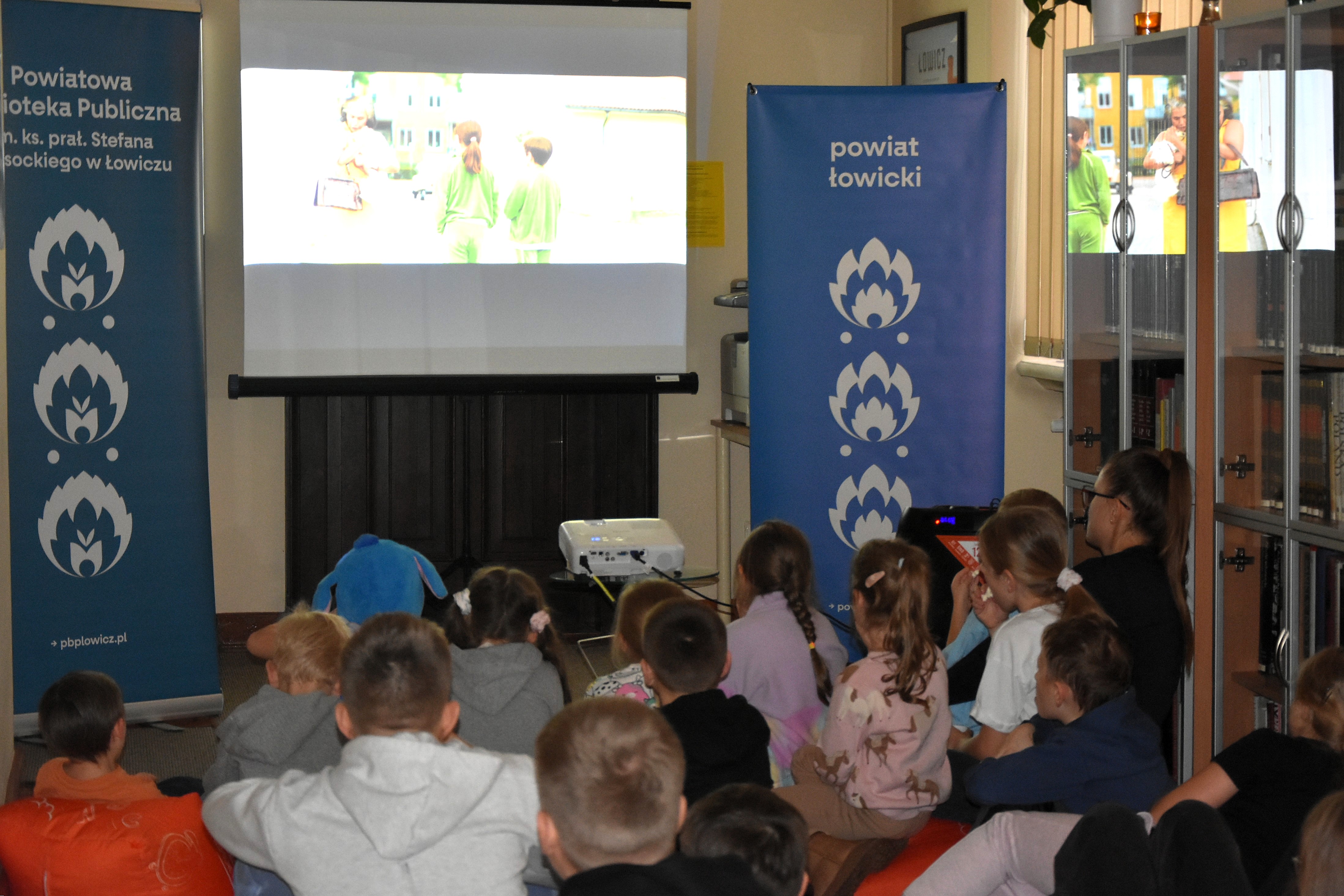 Uczestnicy Nocy Bibliotek na projekcji filmu.