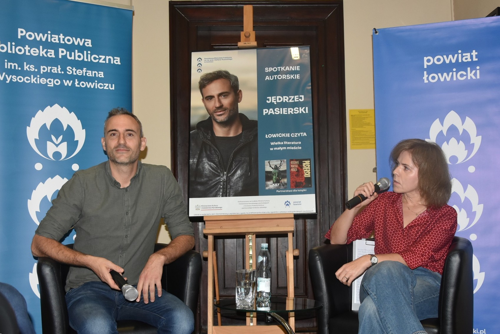 Autor Jędrzej Pasierski podczas spotkania autorskiego w bibliotece