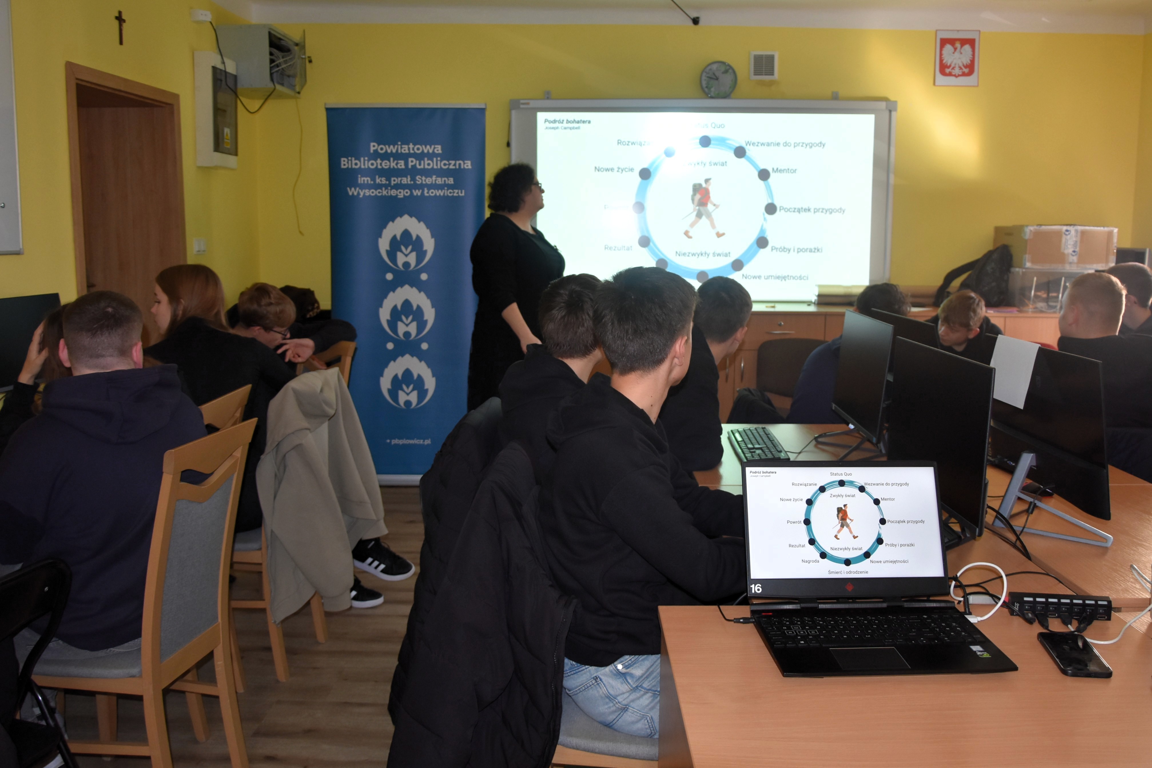 Uczniowie biorący udział w warsztatach tworzenia wirtualnego pokoju zagadek.