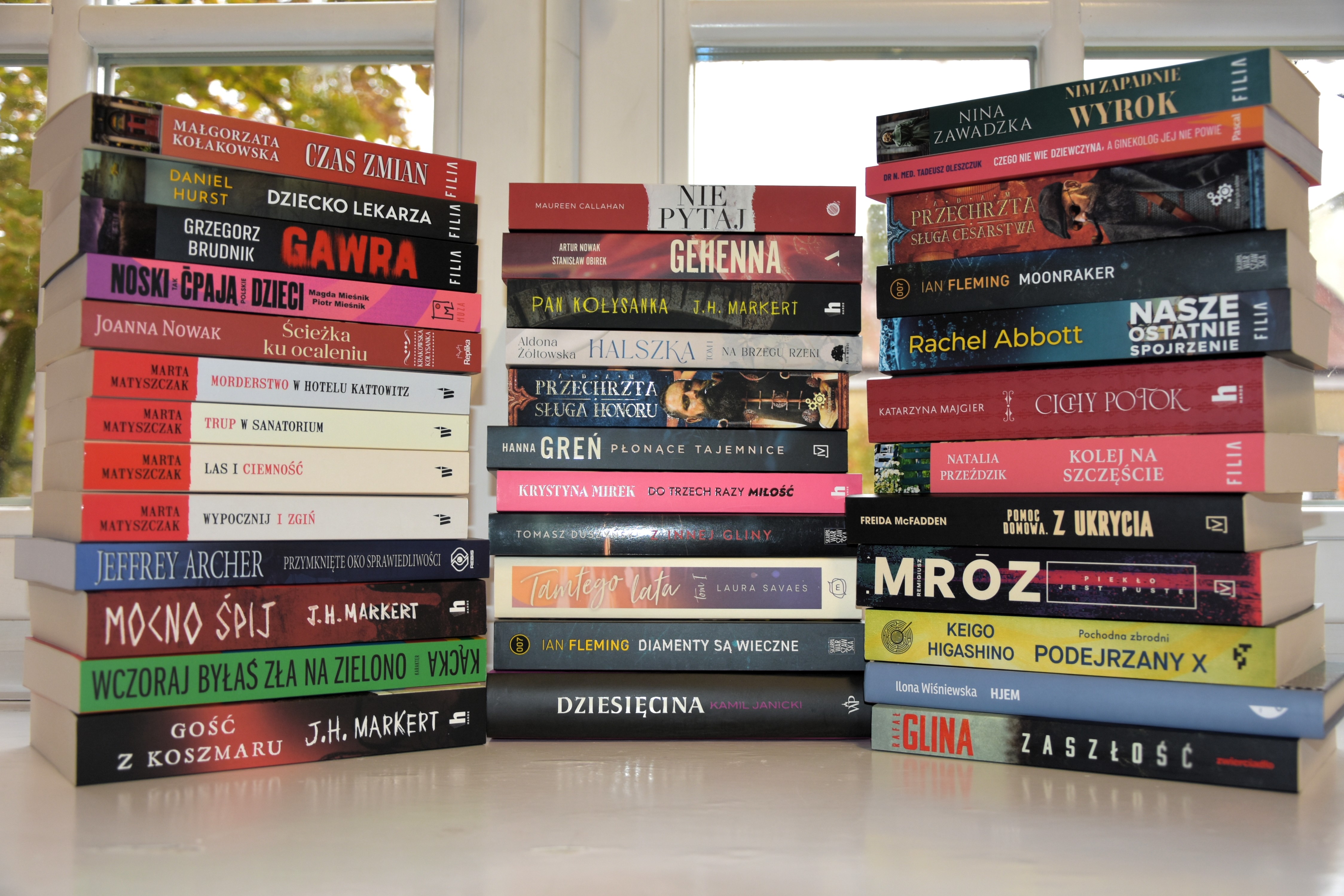 Stos książek na parapecie